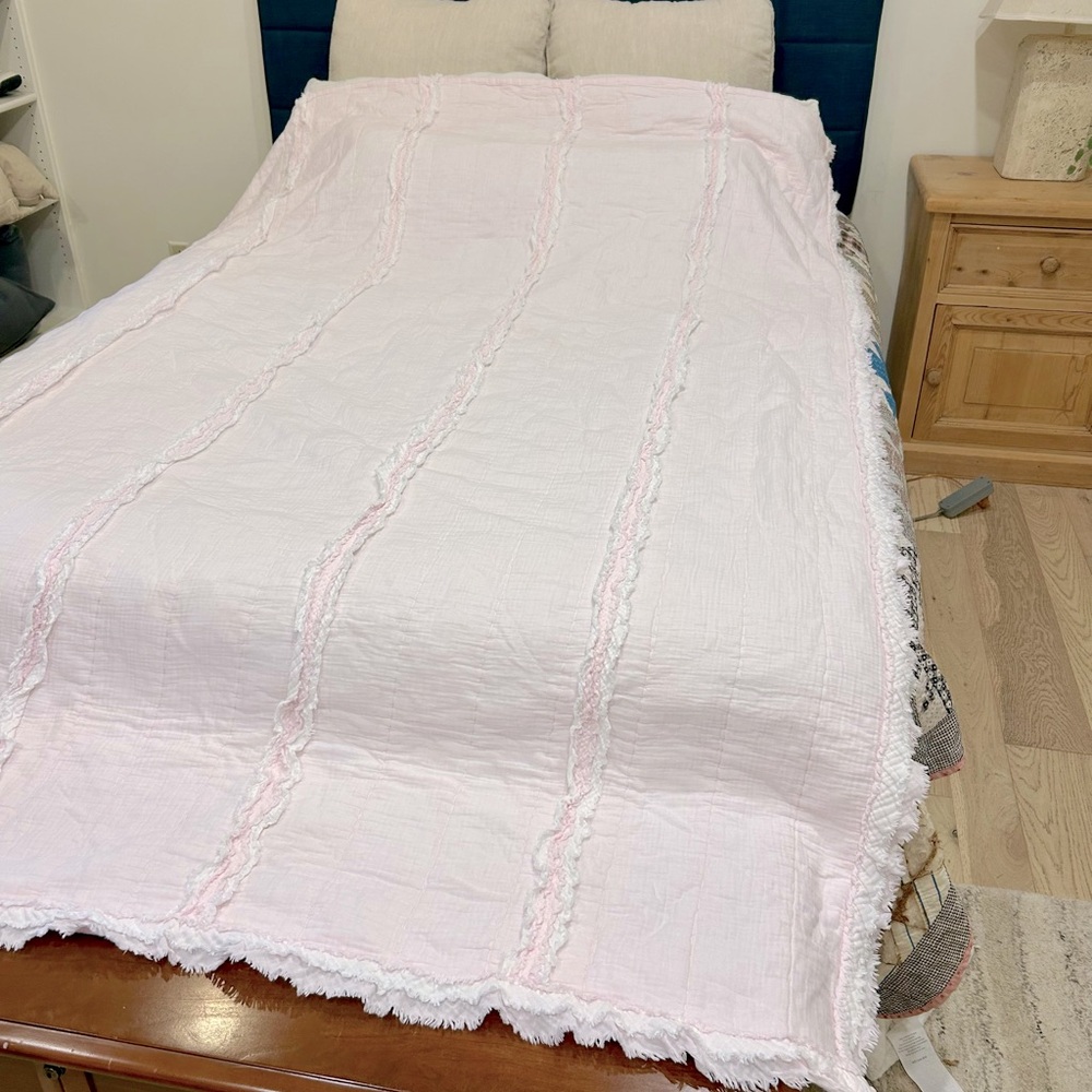 Shabby chic twin pink quilt, no stains or tears!